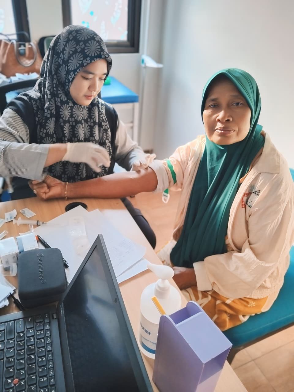Pemeriksaan gula darah warga peserta Prolanis