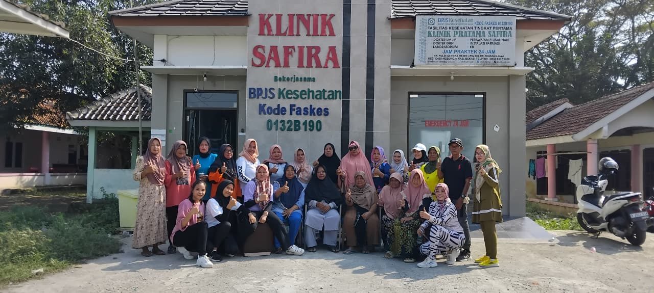 Foto bersama tim Klinik Safira dan warga peserta Prolanis di depan klinik