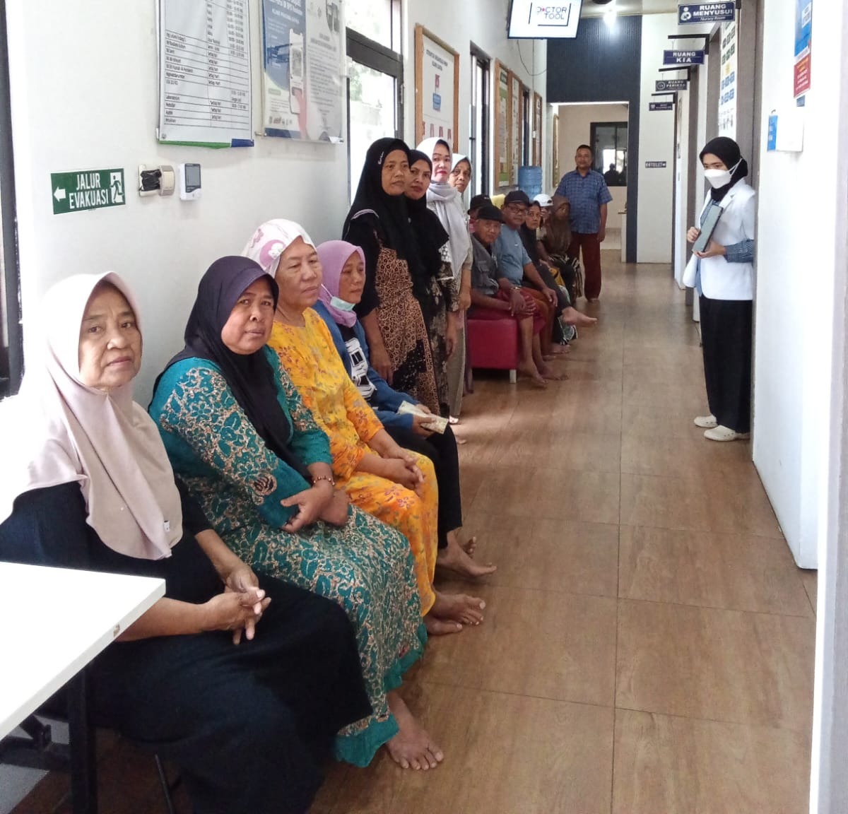 Warga mengantre saat kegiatan Prolanis di Klinik Safira