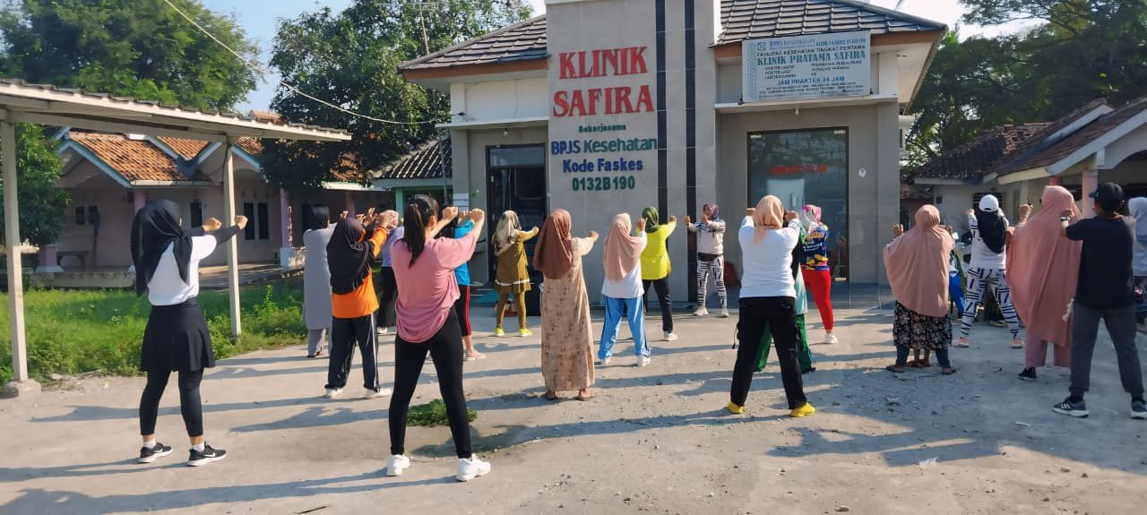Senam sehat bersama warga di depan Klinik Safira